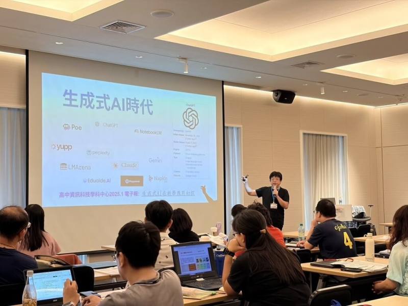 AI科技讓學生寫作業複製、貼上更方便，台北市中正高中教師賴和隆（後）不怕學生用AI，反而鼓勵與AI共創。（賴和隆提供）