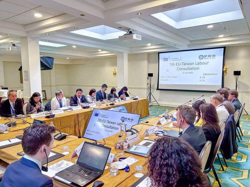 Minister of Labor Hung Sun-han (back row, 5th from right) attend the 7th EU-Taiwan Labor Consultation Meeting  with the European Commission's Directorate-General for Employment, Social Affairs and Inclusion on Jun1 17 in Brussels. Photo courtesy of the Mi
