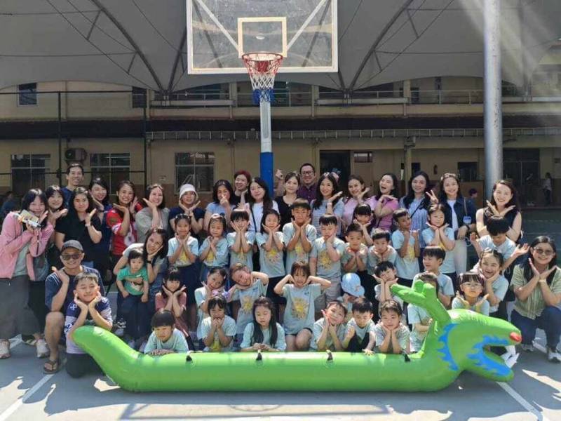 雅加達台灣學校19日舉辦端午節應景活動，以氣球龍舟取代傳統龍舟，在操場上展開「陸上行舟比賽」，吸引國小低年級學生及家長參與。（雅加達台灣學校提供）
