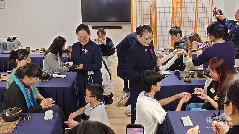 孩子奉茶，表達感謝與感恩