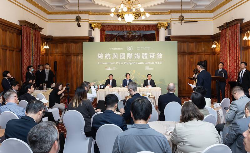 賴清德總統18日上午出席在台北賓館舉行的台灣外國記者會 (Taiwan Foreign Correspondents' Club)「總統與國際媒體茶敘」活動，並針對媒體提出有關我國國安法制、美國對臺軍售、經濟海域問題、朝野對話、臺日合作及兩岸關係等議題，逐項予以回應