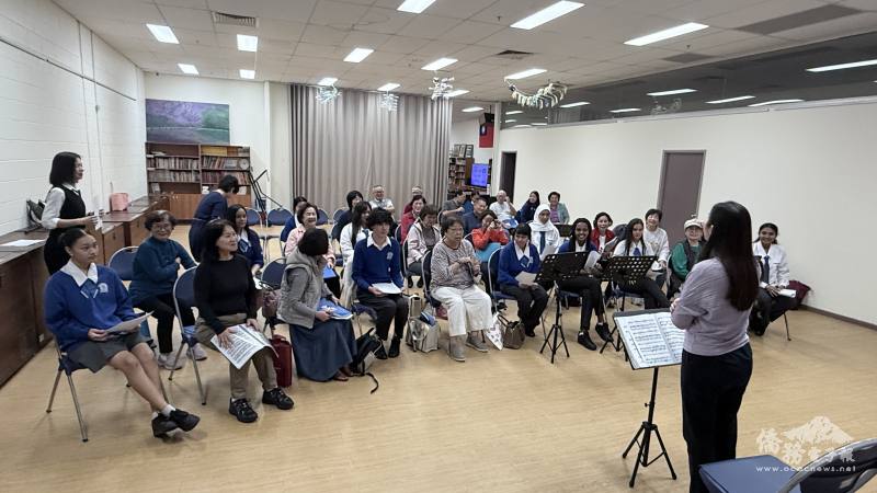 客家會合唱團與學生一同合唱