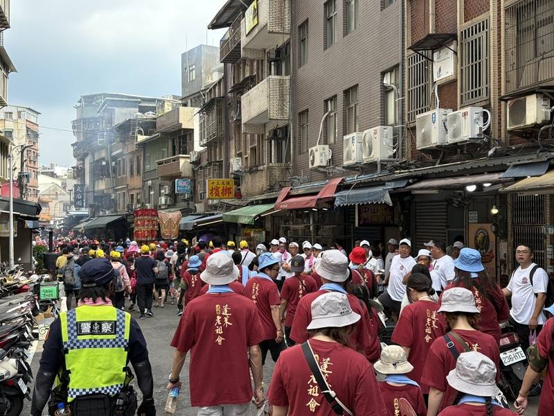 新北市淡水區年度宗教盛事「清水巖清水祖師遶境」19日登場，首日「暗訪」打頭陣，遶境隊伍穿梭巷弄為地方祈求平安，場面十分熱鬧。