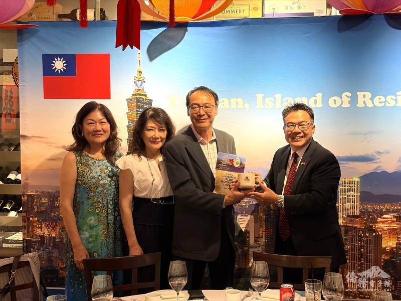 駐邁阿密辦事處處長周啟宇與世界臺灣商會總會長熊強生夫婦(右2、3)，及邁阿密臺灣商會會長程惠鈴(左1)合影