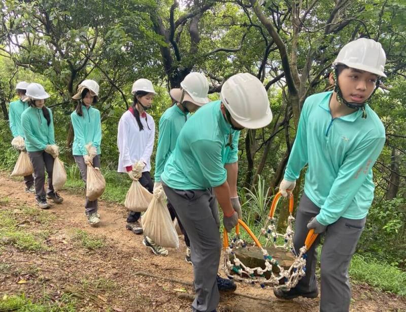 新北市觀旅局7月31日將在新店區獅仔頭山隘勇線步道舉辦手作步道體驗活動，19日起接受報名。圖為民國114年活動情形。（新北市觀旅局提供）