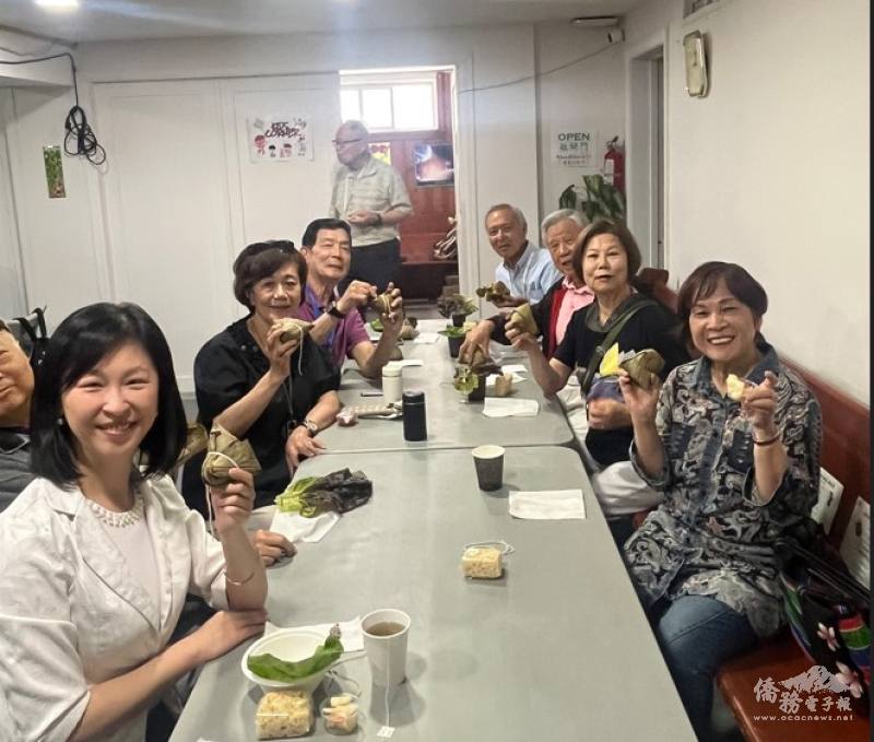 溫哥華松齡會舉辦端午節慶祝活動，郭淑貞與僑界耆老共聚一堂品嚐粽子、歡慶佳節