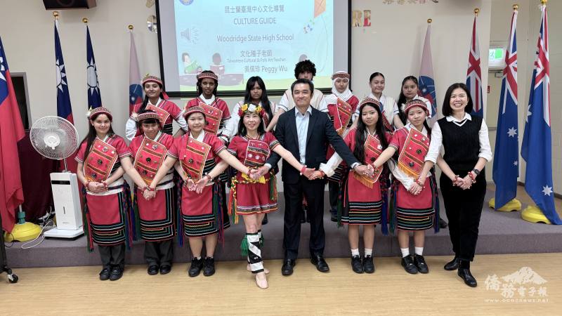 昆士蘭臺灣中心主任許俊湧（右4）與文化種子教師吳佩珍（右1）帶領學生體驗臺灣原住民族文化