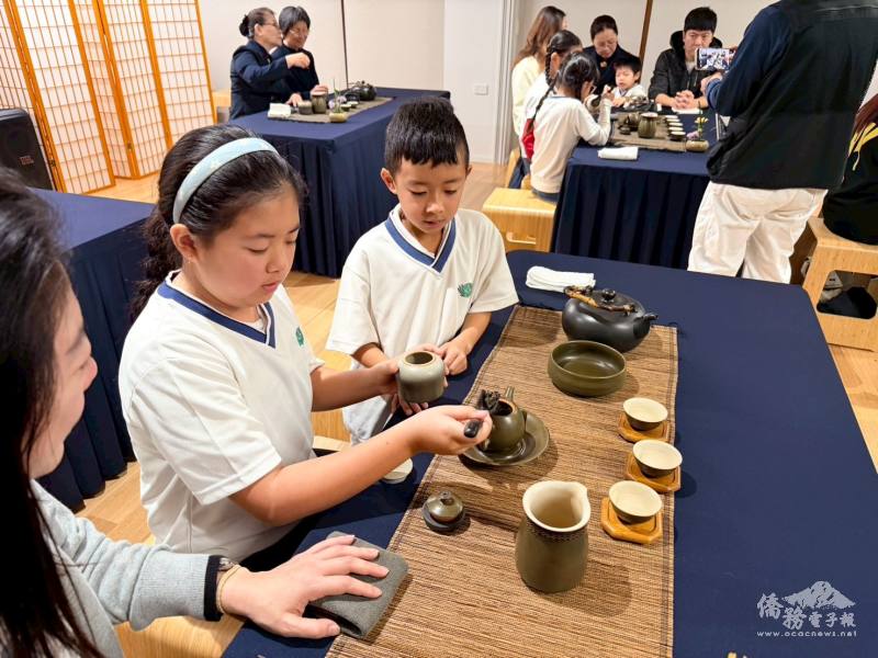 學生實際體驗茶道文化(主辦單位提供)