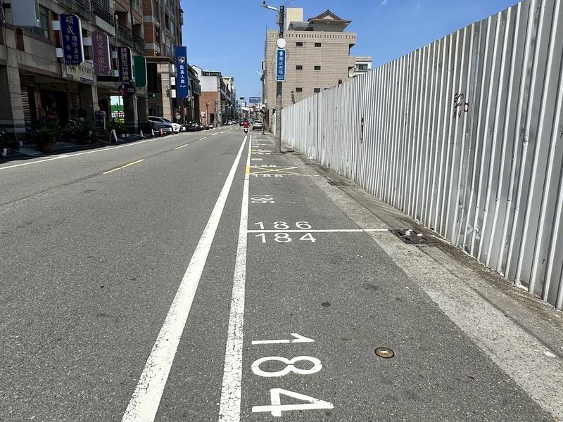 彰化縣員林市部分路邊停車格22日起採地磁開單方式計費，停車費率每小時新台幣20元，設有5分鐘優惠緩衝時間。