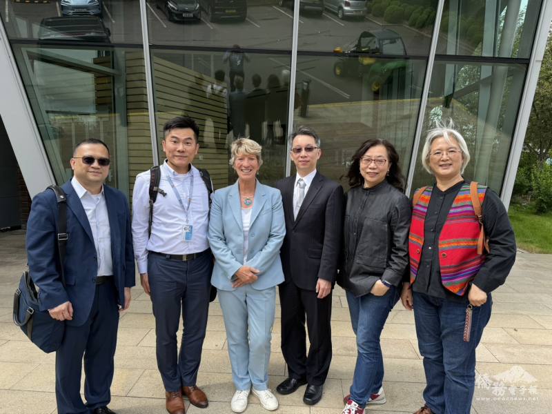 蕭菊貞(右二)邀請英國國會下議院議員 Pippa Heylings(左三)觀賞《造山者：世紀的賭注》紀錄片，為臺灣半導體產業科技和英國永續發展的交流開啟契機