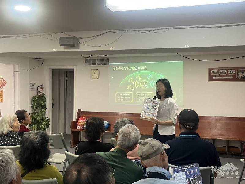 駐溫哥華辦事處僑務組組長郭淑貞向僑界長者介紹僑務委員會六大服務平臺及防詐騙資訊，獲與會長者熱烈迴響