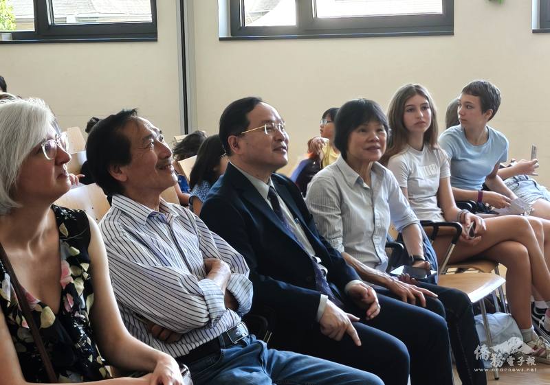 蒞臨同歡的法蘭克福華裔聯誼會會長王錩文(左二起)、僑務參事林宏穎與樹人中文學校前校長湯雁君