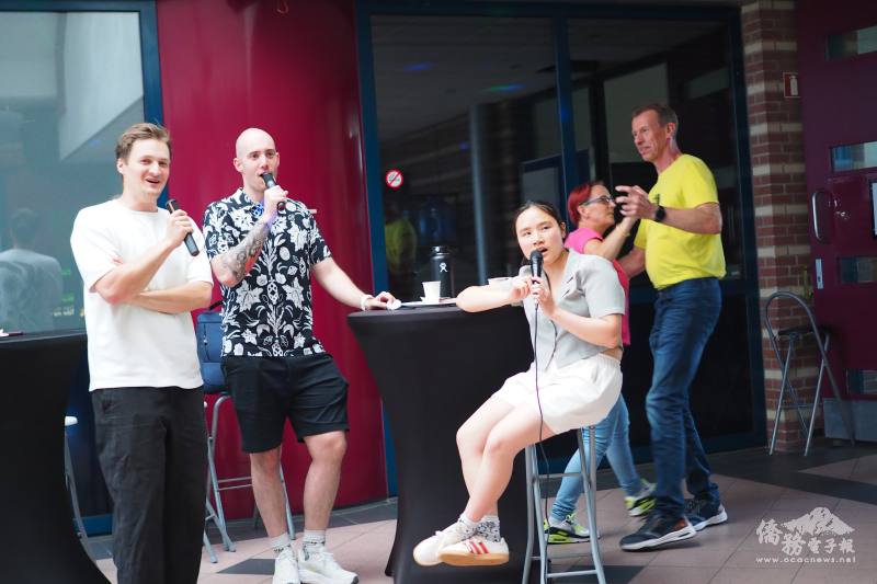 Students sang enthusiastically during the KTV session, with some inviting their partners to dance.