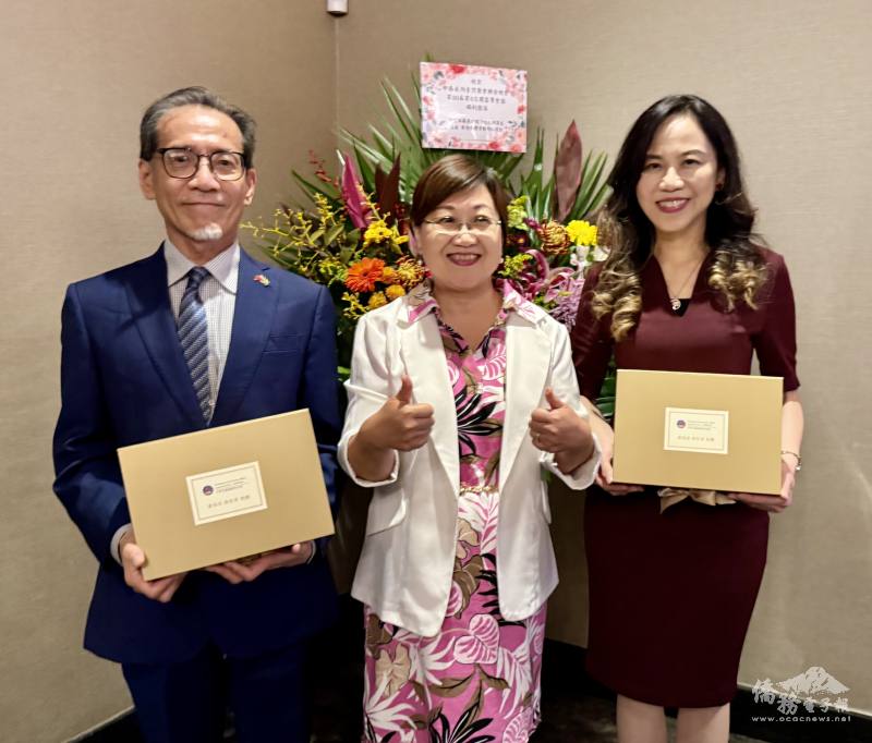 徐佳青（中）贈送禮物給廖志賢（左）、朱怡靜（右）