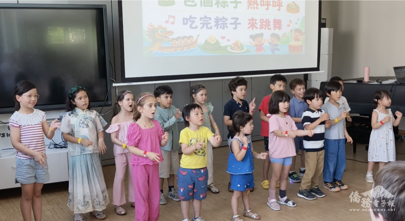A班表演帶動唱唐詩《詠柳》、《五月五過端午》