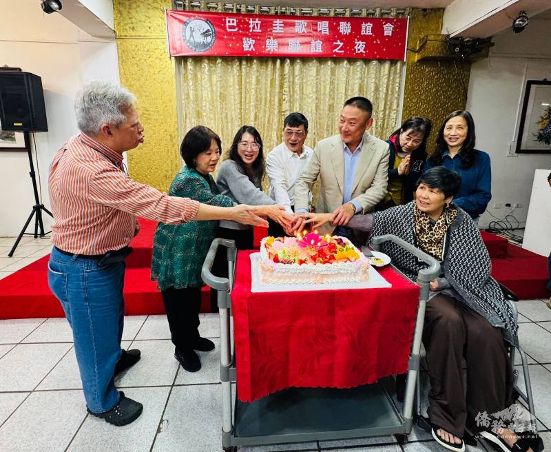 巴拉圭歌唱聯誼會會長羅滿志(左4)特別安排生日蛋糕，為6月壽星慶生