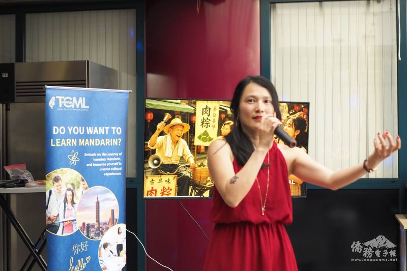 TCML–TSN teacher Serena Wang introduces the event.