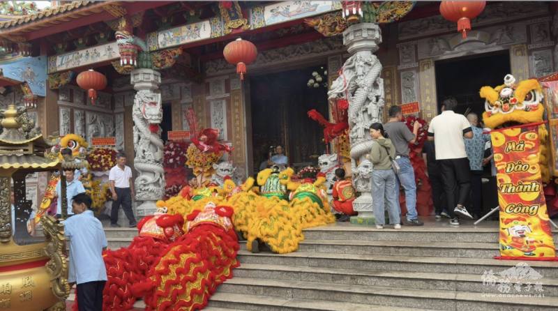 舞龍舞獅隊以鏗鏘有力的鑼鼓聲，揭開祭典序幕