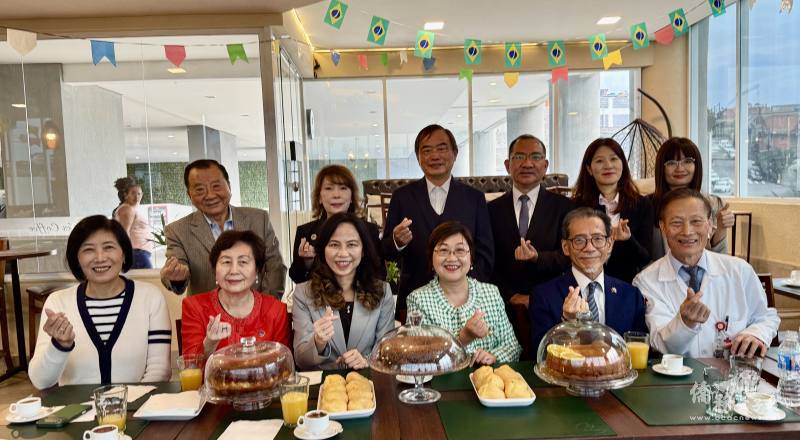 僑務委員會委員長徐佳青（前排右3）偕訪問團受到葉氏綜合醫院院長葉倫群偕夫人（前排右1、左1）的熱情歡迎