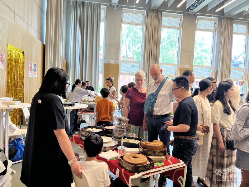 德國的漢堡中華會館、漢堡臺灣婦女會及漢堡慈濟基金會聯合主辦「臺灣美食文化園遊會」，Gymnasium Lechenfeld校長Stefan Voigt夫婦(中)也出席參，由漢堡中華會館理事長王孝武陪同導覽