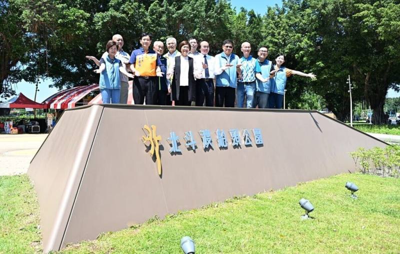 彰化縣政府改善東螺溪水環境，呈現渡船頭歷史與連結北斗鎮文化，並增設船屋地景遊戲場、戲沙池、景觀廁所、人行棧道等，打造全齡共享休憩環境，22日舉辦啟用典禮，彰化縣長王惠美（前左3）等人出席。（彰化縣政府提供）