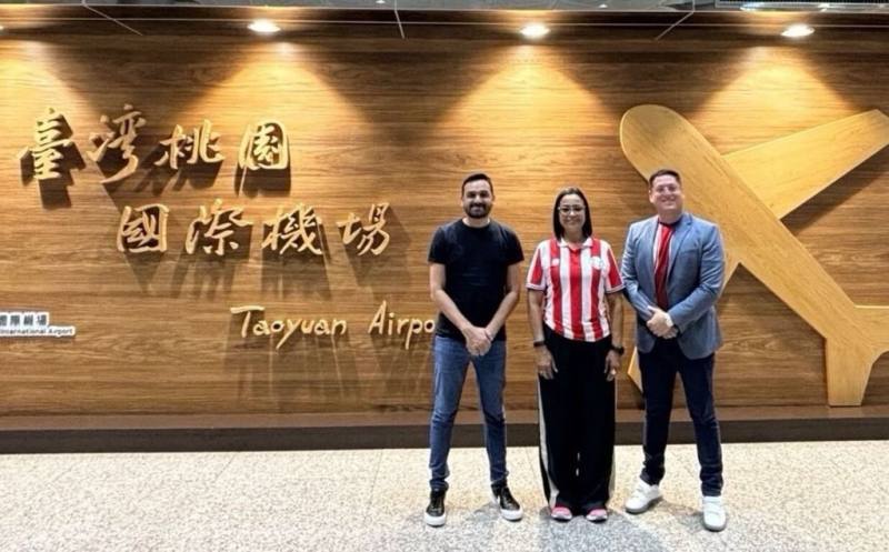 巴拉圭上巴拉那省議長索利亞（Gustavo Soria，另譯：索立亞）（左）、省議會第一政治秘書暨省議員費瑞拉（Julia Ferreira，另譯：費蕾菈）（中）及省議員阿瓦洛斯（Carlos Ávalos，另譯：阿瓦洛）（右）21日應邀訪台。（外交部提供）