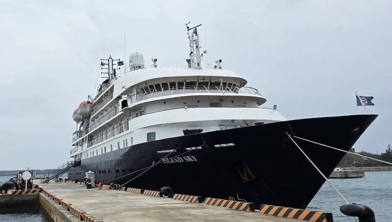 卡莉多麗郵輪公司（Noble Caledonia）旗下的「島嶼天空」（ISLAND SKY），22日再度掛靠馬公港，展開澎湖環島之旅。
