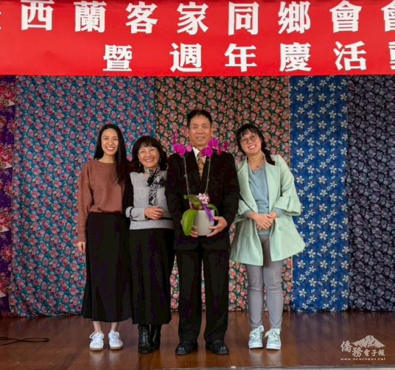 江文通滿任交棒，家屬上臺獻花氣氛溫馨感人