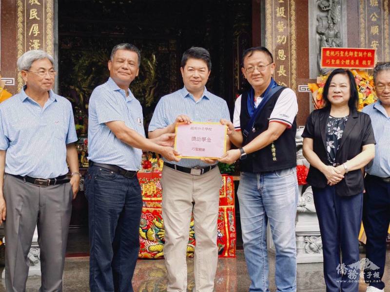 巧聖廟捐贈年度獎助學金予胡志明市臺灣學校，由校長莫恆中代表接受，展現廟方長期支持教育、關懷學子的公益精神