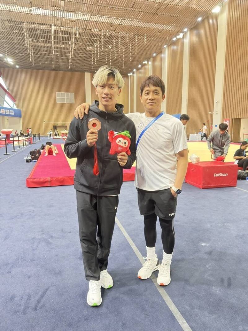 台灣「鞍馬王子」李智凱（左）在今年亞洲體操錦標賽首度獲得單項鞍馬銅牌，教練林育信（右）說他被愛徒表現深深感動。（教練林育信提供）