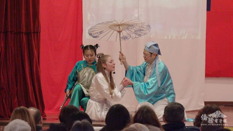 臺灣藝術家黃勝煌（Ignacio Huang）及其團隊，以西班牙文演出舞臺劇《白娘娘》