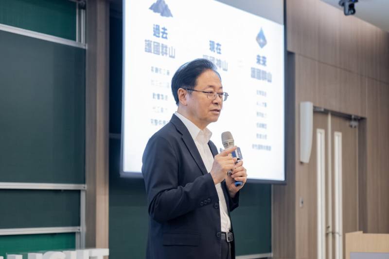 桃園市長張善政（圖）22日出席余紀忠文教基金會「夏日Light House 未來提案工作坊」，以「接棒，我們曾一起打造的護國群山」為題發表演講。（桃園市政府新聞處提供）