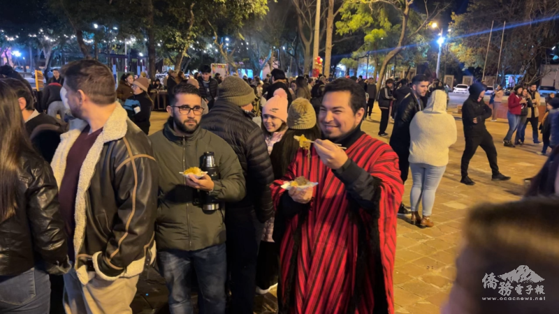 市長拉米雷茲(右)品嚐現炒臺灣米粉