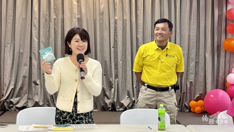 橙縣文教中心主任蕭蓓如（左）介紹臺灣多功能的悠遊卡