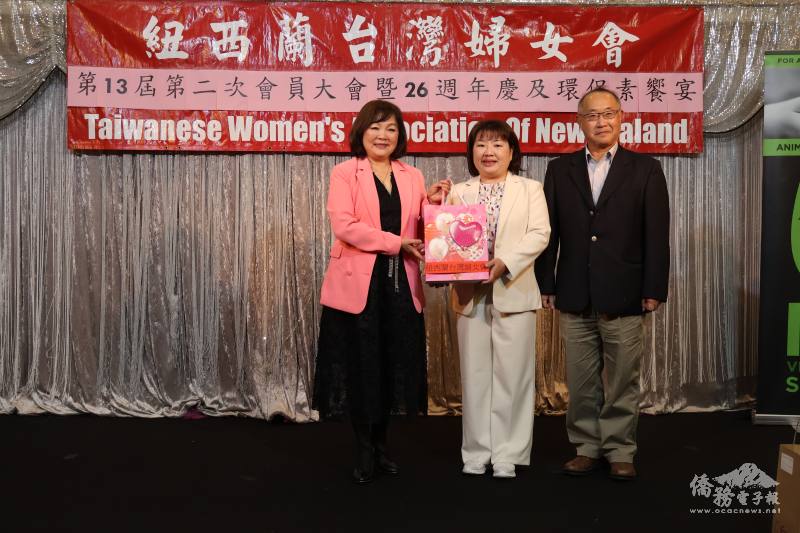 紐西蘭臺灣婦女會會長陳姿穎(左)代表紐西蘭臺灣婦女會致贈惜別禮予駐奧克蘭辦事處處長陳詠韶(中),右為國立金門大學教授盧正鋒