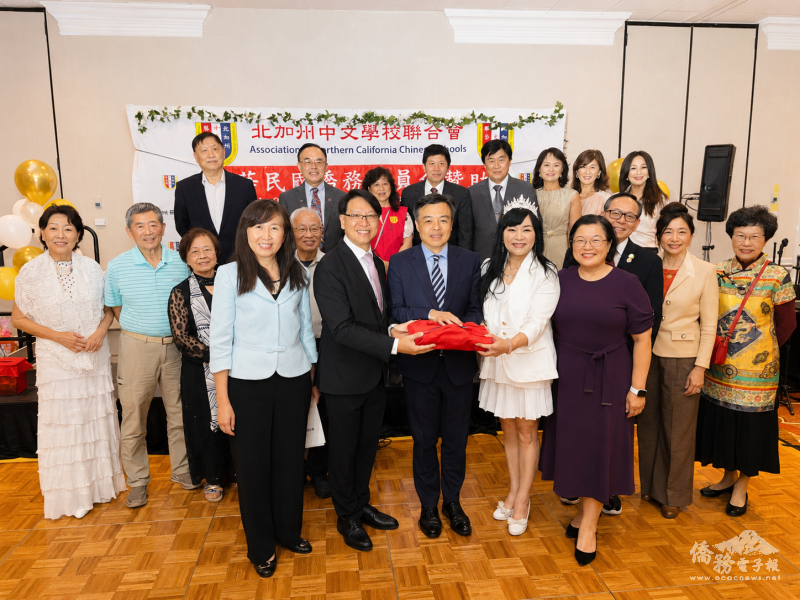 北加州中文學校聯合會第48屆年會暨會長交接(前排左起為金山灣區文教中心主任莊雅淑、北加州中文學校聯合會第48屆會長傅其俊、駐舊金山辦事處處長伍志翔、北加州中文學校聯合會第49屆會長廖琇菁及副會長伍美珠)