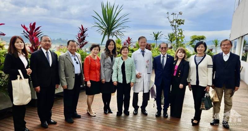徐佳青偕訪問團參觀醫院的綠能設施