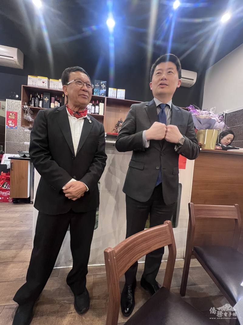 駐雪梨辦事處處長吳正偉(右)表示：「世界留臺人，留臺一家人！」澳大利亞留臺校友會會長黃煥南(左)邀請校友今年11月返臺參加「2026第十三屆世界留臺校友會聯誼總會會員代表大會」