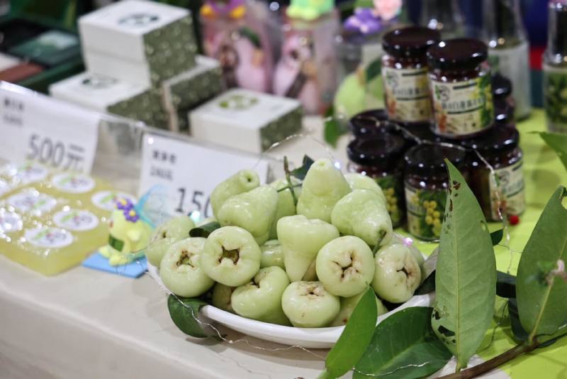 台南市新市區公所推動白蓮霧復育，21日舉辦白蓮霧節展售活動，盼讓更多民眾品嚐口感清香特別的白蓮霧。（台南市政府提供）