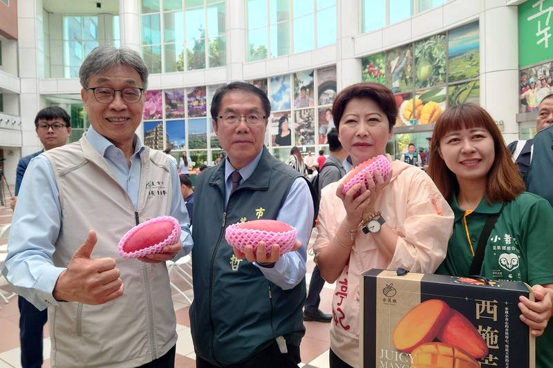 農業部長陳駿季（前左1）22日出席在台南市政府舉辦的台南國際芒果節宣傳活動，與台南市長黃偉哲（前左2）、民進黨立委陳亭妃（前左3）一同推廣。