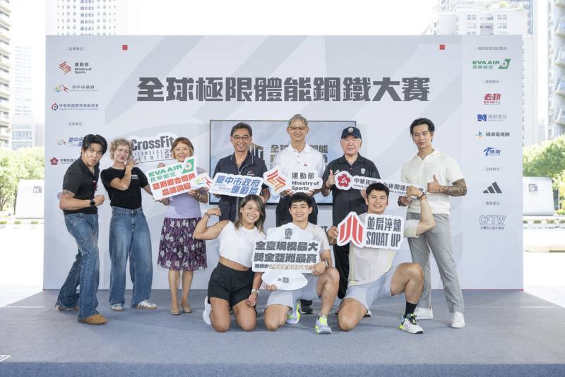 2026全球極限體能鋼鐵大賽10月將於台中登場，22日舉行賽前記者會，中華民國文化休閒運動協會名譽理事長秦熙嶽（後右2）號召民眾踴躍報名。（大漢整合行銷提供）