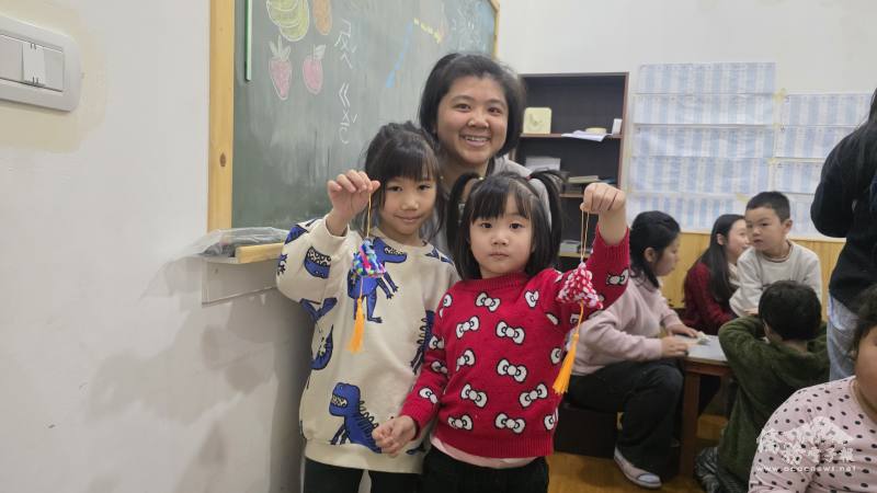 幼兒部學生們開心展示親手完成的作品