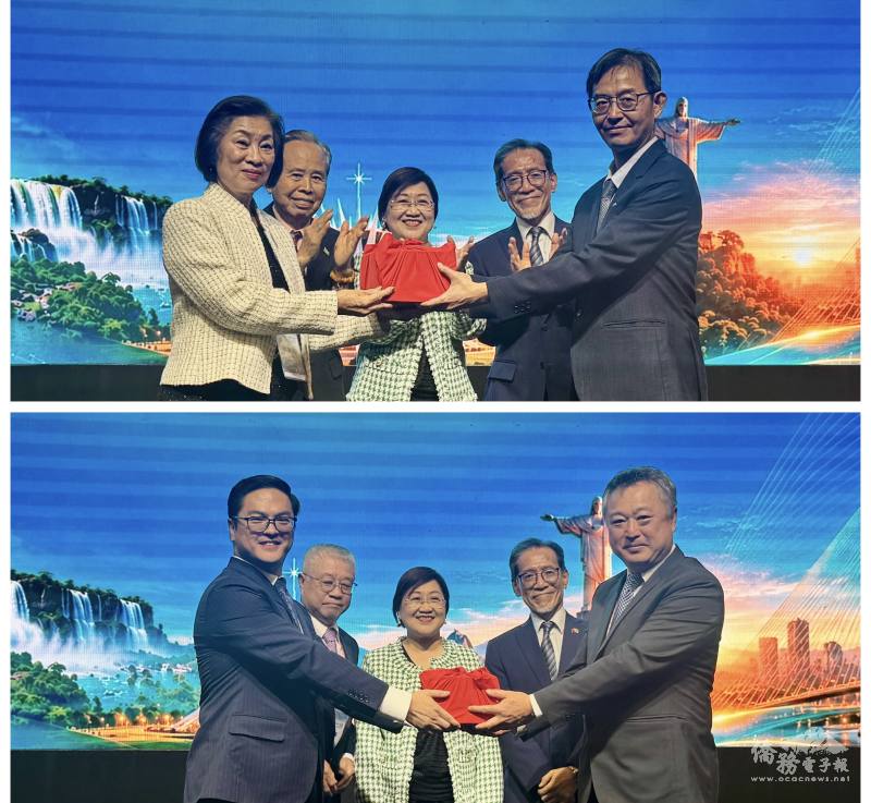 （上圖）委員長徐佳青（中）監交、滿任總會長林幸昭（前排左）把印信交給新任總會長梁原精（前排右），（下圖）滿任監事長李峻華（前排左）交給新任監事長李稚崧（前排右）