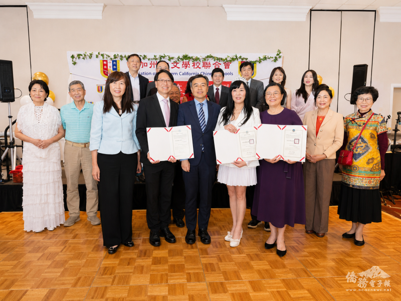 僑務委員會頒贈感謝狀及賀狀(前排左起莊雅淑、傅其俊、伍志翔、廖琇菁及伍美珠)