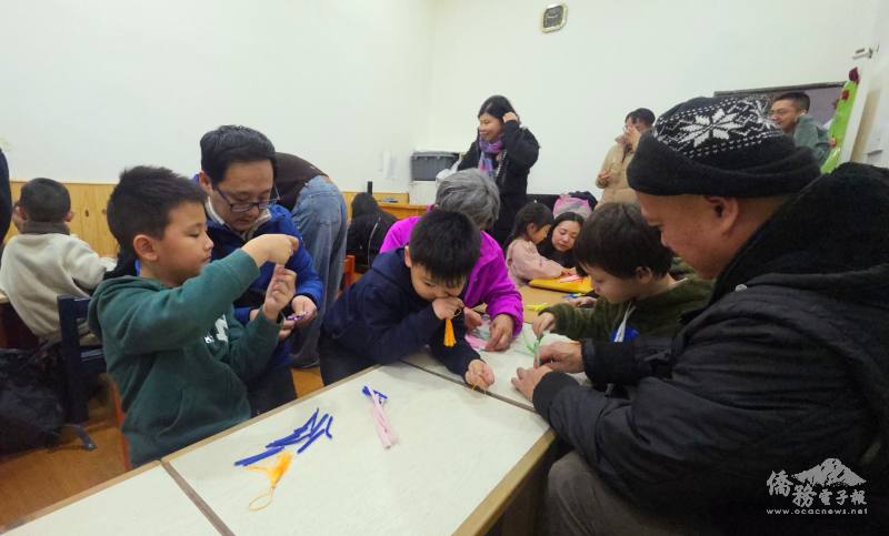 親子攜手編織彩虹平安粽，在相互合作與交流中體驗端午節另類包粽子文化的樂趣