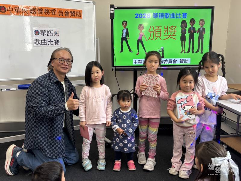 校長簡明輝與得獎學生合影