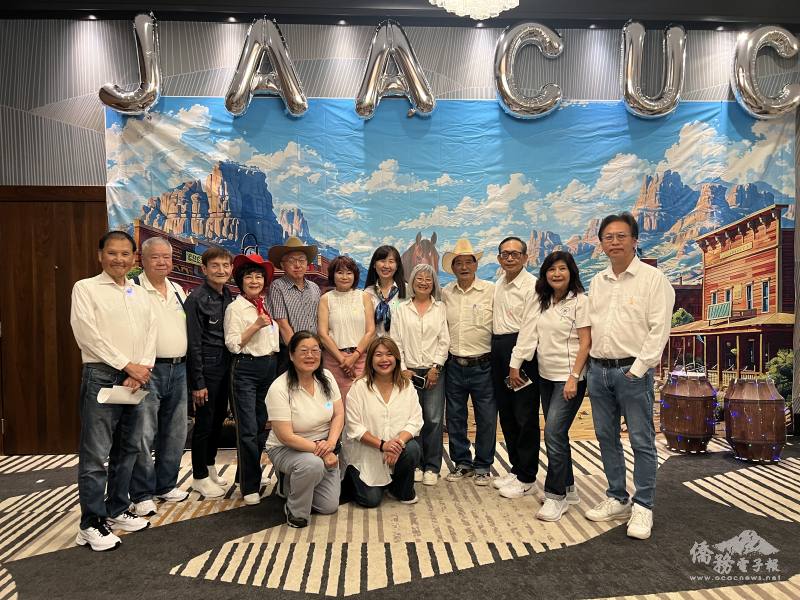 駐舊金山辦事處副處長朱永昌(左5)、金山灣區文教中心主任莊雅淑(右6)、校聯會會長馬蒨君(左6)及校聯會前會長合影