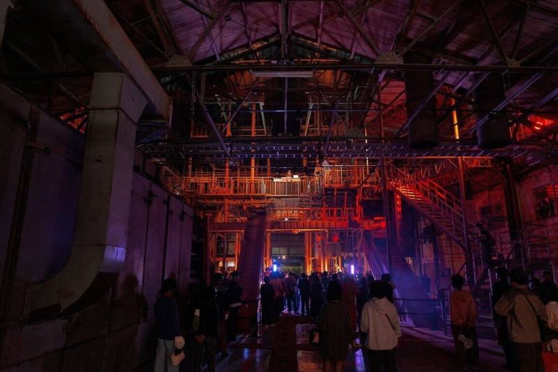 屏菸1936文化基地推出「屏菸夜間部」，規劃從7月至8月底的每週五、六，開館時間延長至晚間8時，讓文化場館成為夏夜探索與體驗的新據點。（屏東縣政府提供）