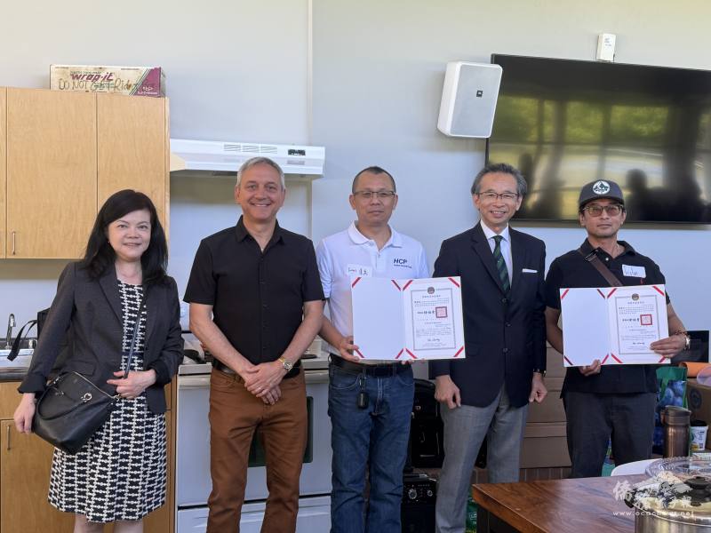 梁毅鵬頒發新任會長陳契方賀狀(右1)及卸任會長鄒達泉(中)感謝狀，與倫敦市議員Jerry Pribil(左2)合影