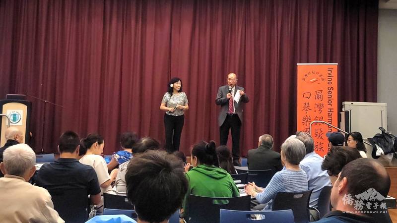 爾灣松柏會共同會長胡安瀅（左）與張訓曾為慶祝活動開場